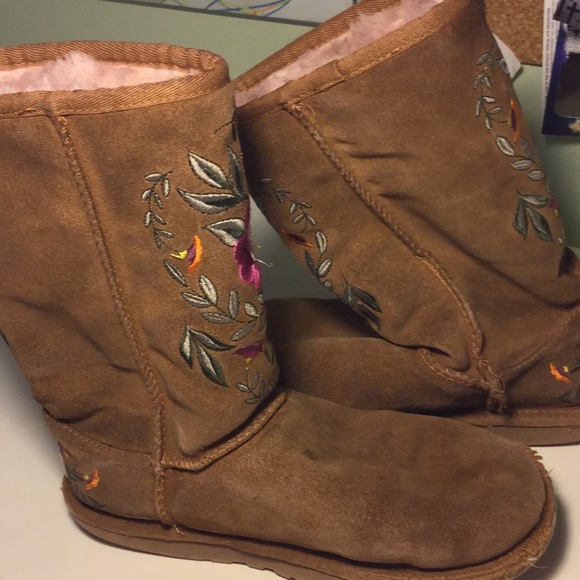 Flower Suede Uggs - Picture 4 of 7